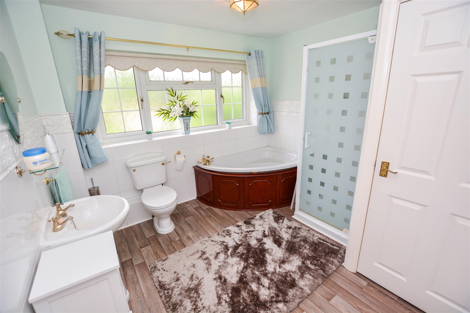 FIRST FLOOR FOUR PIECE BATHROOM